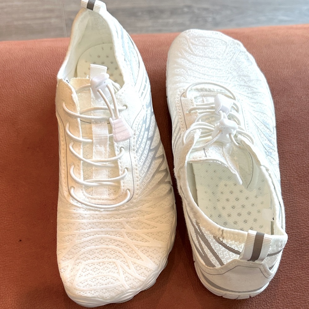 NWOT White Lorax Podiatrist tested foot comfort light weight sneakers size 38.